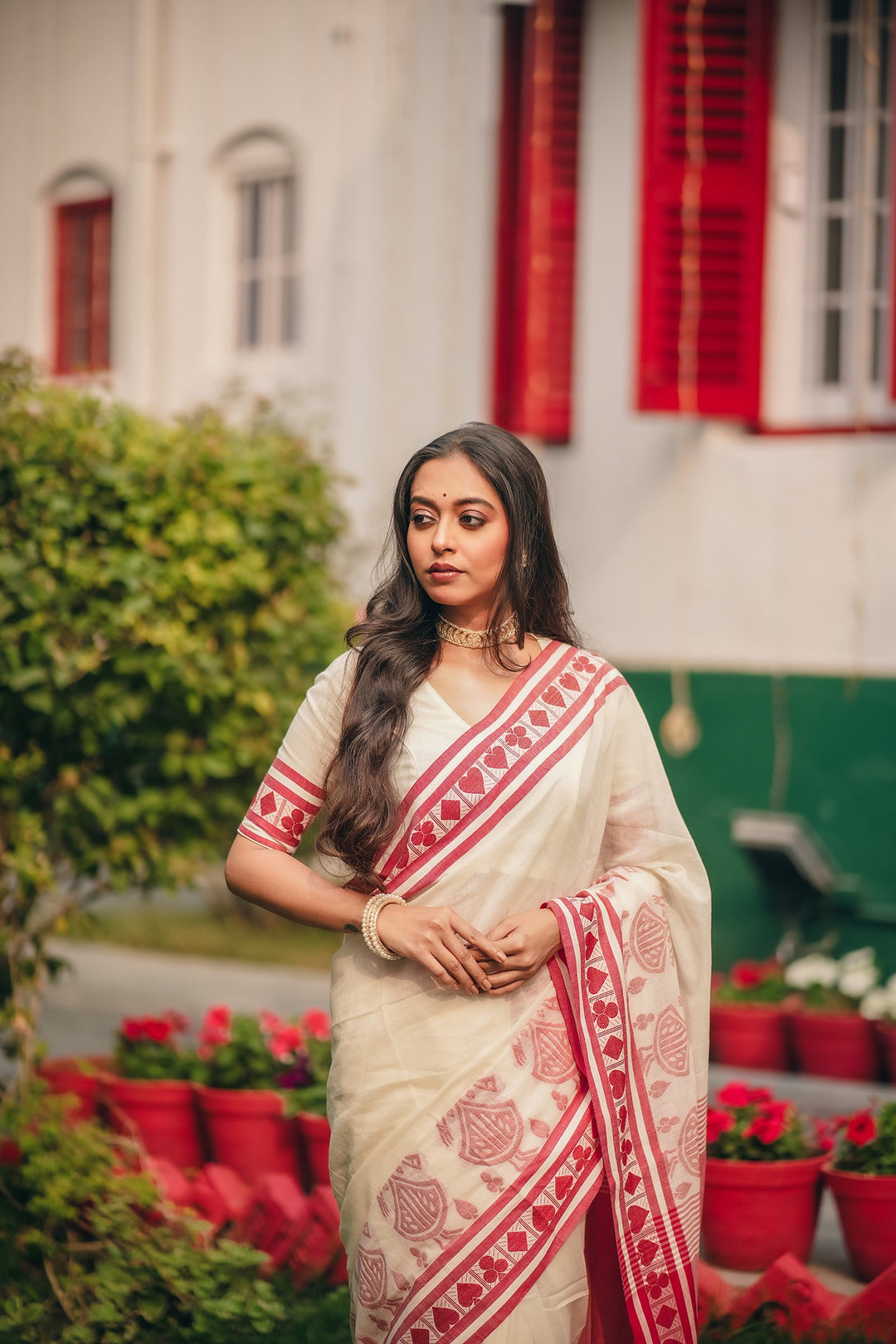 Tasher Desh Lal Sada Putul Jamdani Saree