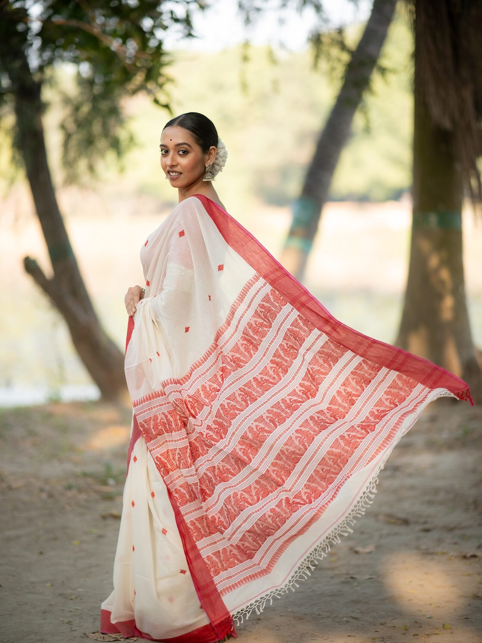 Shakuntala Lal Sada Baluchari Cotton Saree