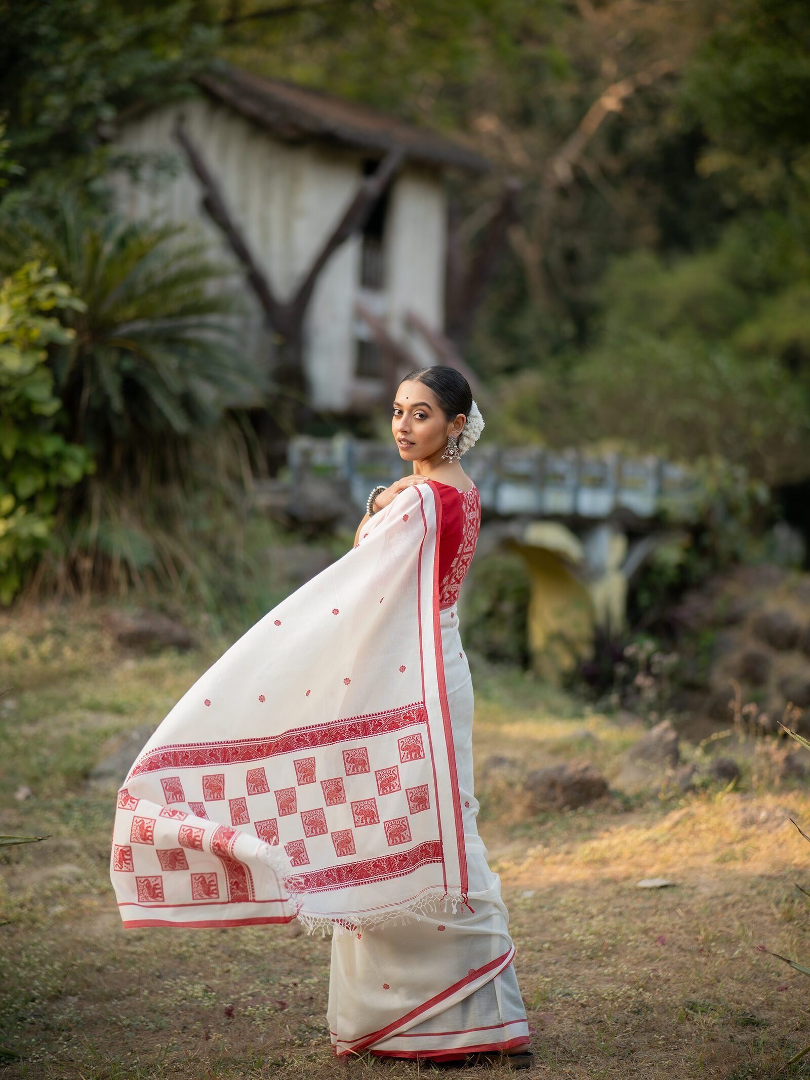 GajMayur – Lal Sada Baluchari Cotton Saree